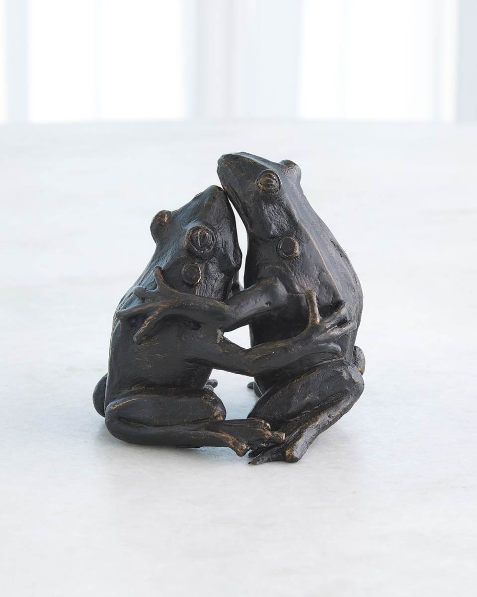 Kissing Frog Sculpture
